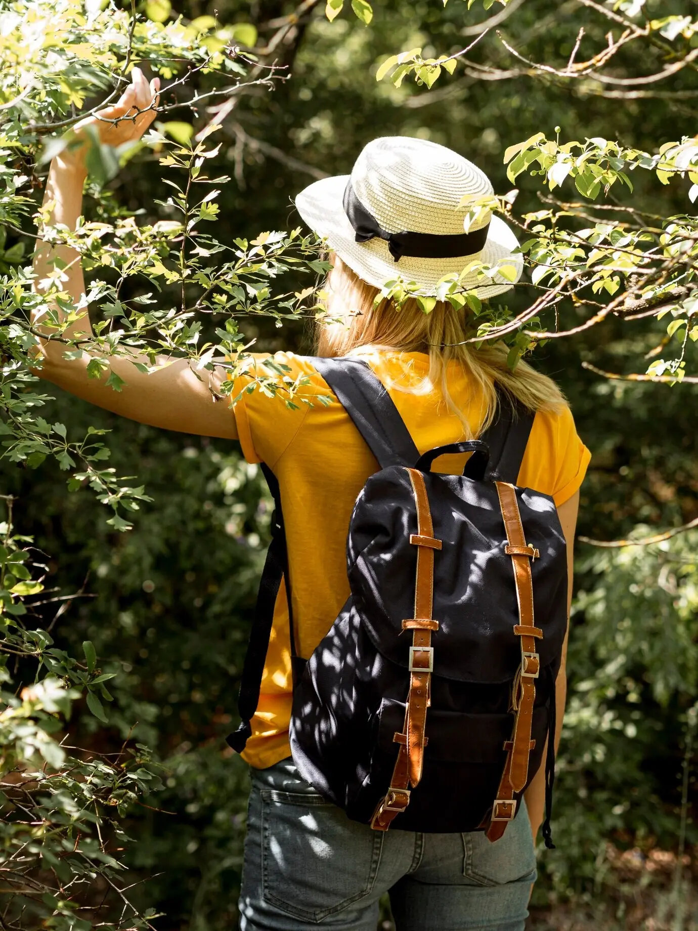 Frau mit Hut im Wald