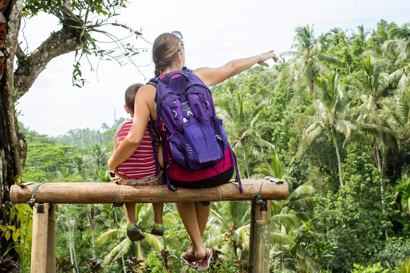 Mutter und Sohn betrachten die Aussicht auf die Reisfelder in Ubud, Bali.